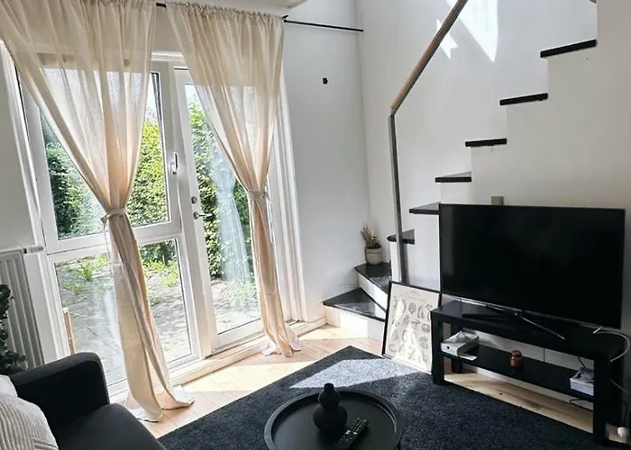 Cozy With Beautiful Bedroom View Διαμέρισμα